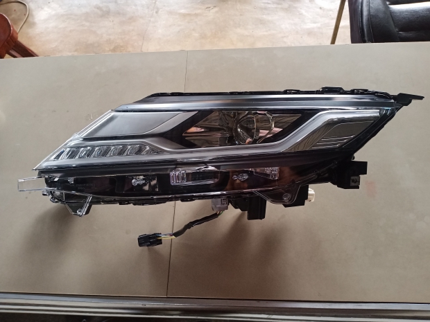 P.ไฟหน้าซ้ายทั้งชุดไททัน2022.  Z. ห้องกระจกล่าง View 1