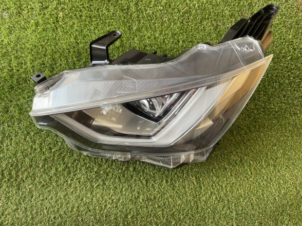 ไฟหน้าซ้ายโปรเจ๊คเตอร์ออนิวปี2020มือสอง View 1